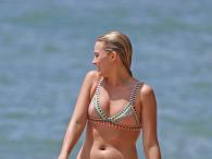 Margot Robbie w bikini i topless na Hawajach